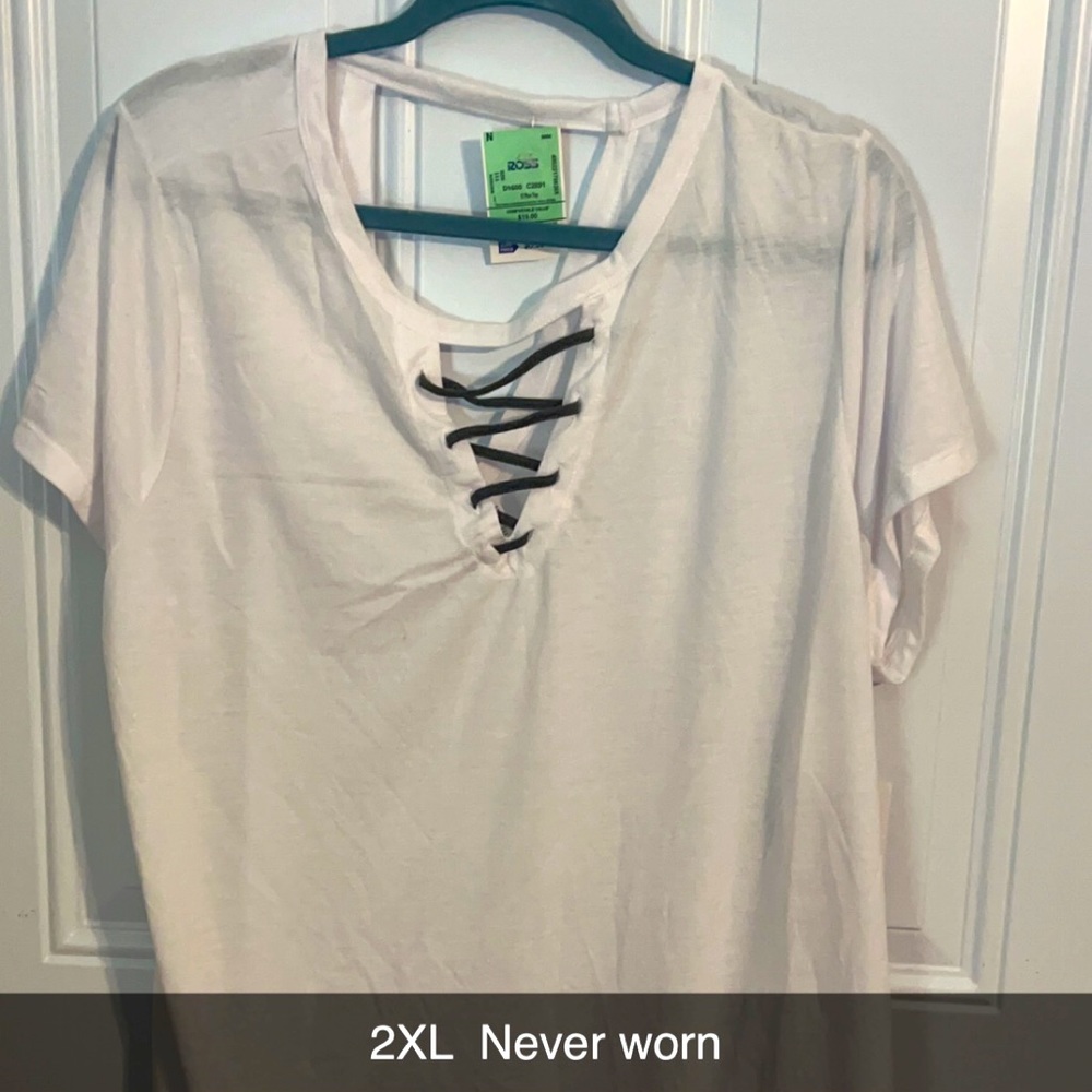 White shirt with black lace. Never worn and still has tags. 2XL